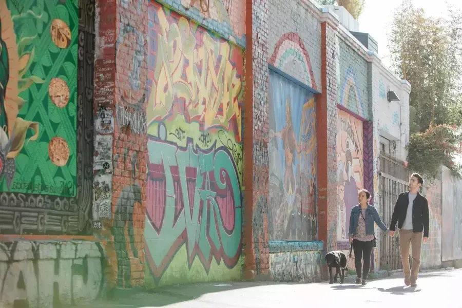 Una pareja caminando por Balmy Alley en Mission.