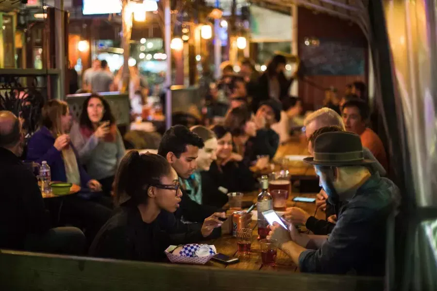 人们在SoMa拥挤的餐厅用餐. San Francisco, California.